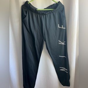 Women’s black Nike sweatpants size Large